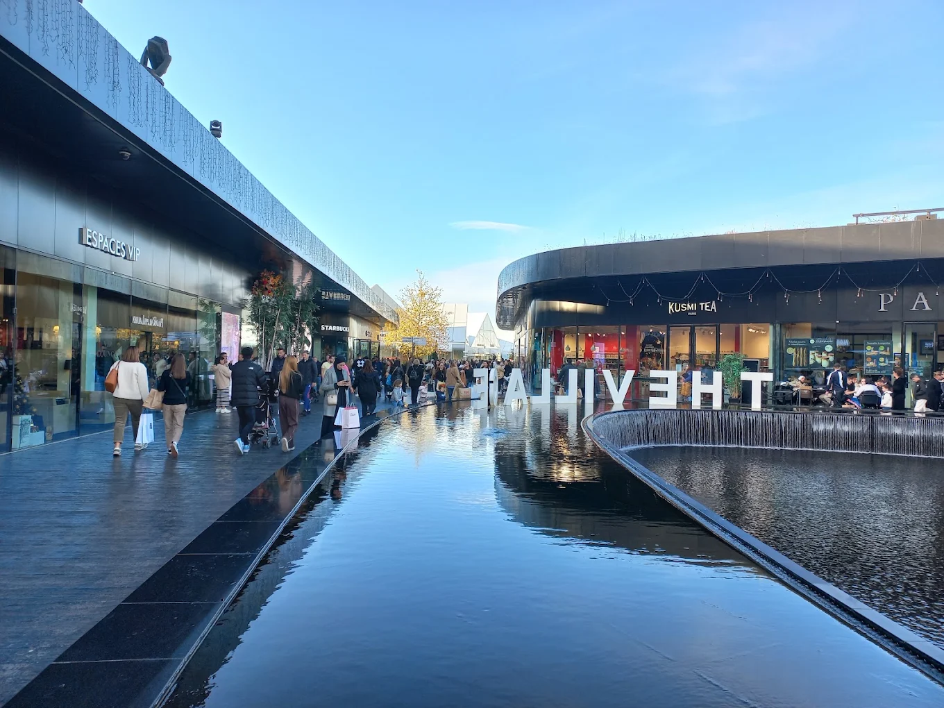 Aménagement d'une boutique IRIS au Village des Marques de Villefontaine